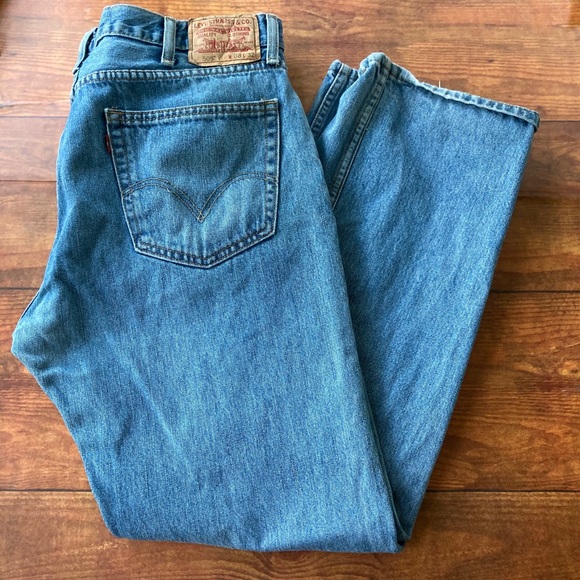 Levi’s 505 Light/Medium Wash Jeans - Picture 2 of 9